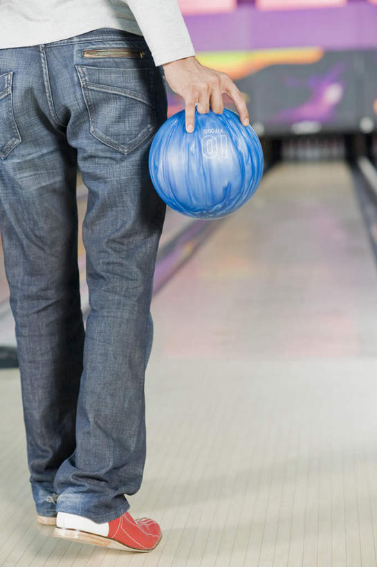 一个人,站,竖图,室内,白天,锻炼,游戏,运动,保龄球,地板,亚洲,仅一个男性,仅一个人,握,朦胧,模糊,保龄球馆,地面,速度,拿,玩,拿着,娱乐,运动器械,球道,木地板,球,仅一个年轻男性,背面,站着,休闲,健身器械,力量,平衡,握着,技巧,协调,健身器材,灵敏,球馆,柔韧,趣味,耐力,抗争,保龄球道,指孔,体育,地滚球,男人,男性,年轻男性,亚洲人,印度人,玩耍,嬉戏,半身,彩图,健身,运动器材