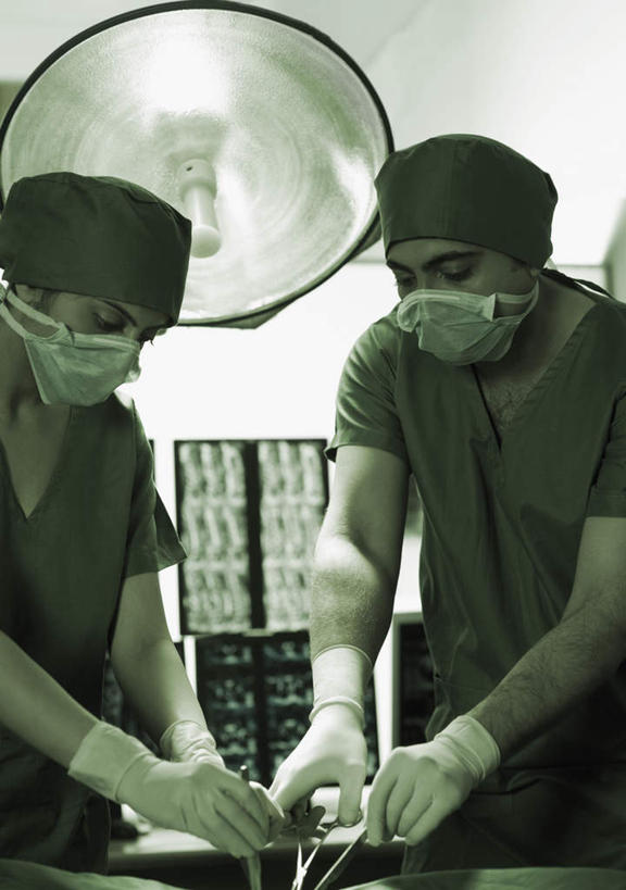 两个人,同事,医生,医院,竖图,黑白,x光片,室内,白天,正面,工作服,制服,成功,合作,团队,集体,信心,桌子,亚洲,一排,握,辐射,科学,医学,剪刀,办公桌,墙,灯光,拿,拿着,注视,队伍,墙壁,墙面,灯,排列,灯具,观察,看,医护人员,医疗人员,握着,观看,察看,医疗,手术灯,科学技术,x射线,领导,照明设备,成就,队列,关注,x光,手术服,合伙,领袖,医疗机构,工作制服,男人,男性,女人,女性,中年男性,中年女性,亚洲人,印度人,大夫,半身,工作套服,病院,诊所,电磁波,电磁辐射