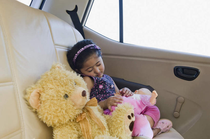 儿童,一个人,躺,闭眼,摸,睡,横图,室内,白天,侧面,纯洁,窗户,汽车,玩具,椅子,亚洲,仅一个女性,仅一个人,抚摸,服装,休闲装,玻璃窗,车,小孩,衣服,蓝天,天空,玩具熊,交通工具,轿车,天,仅一个小孩,休闲,休闲服,可爱,童年,童趣,服饰,毛绒玩具,布娃娃,童真,烂漫,无邪,卧着,天真,女孩,女人,女性,亚洲人,印度人,孩子,闭眼睛,闭着眼,闭着眼睛,触摸,接触,困,困觉,寝息,睡觉,躺着,卧,彩图,全身,女生