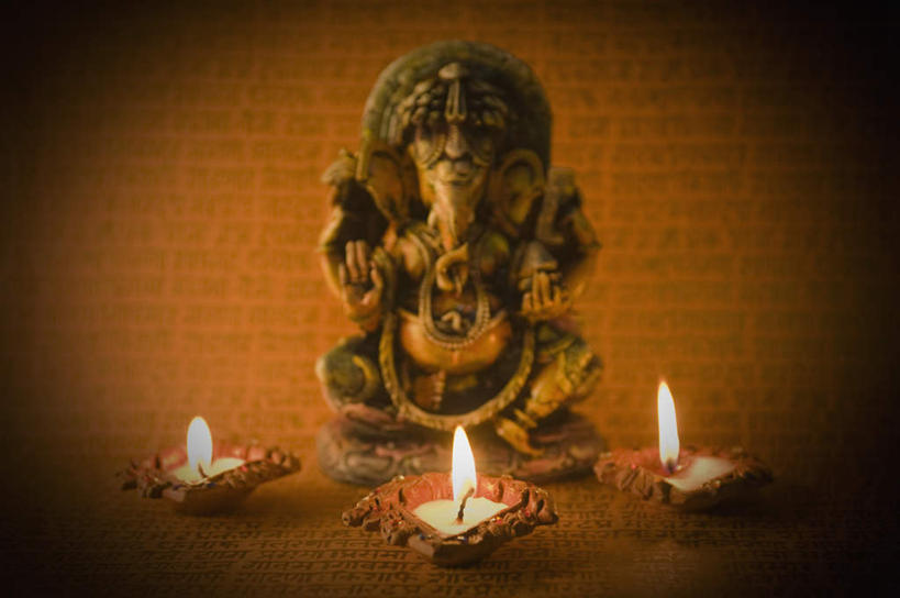 无人,横图,室内,特写,白天,正面,蜡烛,雕塑,一排,节日,朦胧,模糊,庆祝,装饰,雕像,火焰,文字,墙,文化,墙壁,墙面,排列,庆典,宗教,纪念,照明设备,队列,油灯,印度文化,印度教,排灯节,万灯节,彩图,全身,大宝森节,屠妖节,印度灯节,传统文化