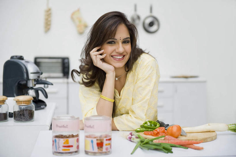 痣,一个人,笑,微笑,露齿笑,横图,室内,白天,正面,厨房,柜子,萝卜,胡萝卜,辣椒,蔬菜,项链,玻璃,亚洲,仅一个女性,仅一个人,撑,服装,新鲜,厨房用具,葱,青葱,青辣椒,食品,注视,休闲装,榨汁机,玻璃制品,砧板,食物,衣服,玻璃瓶,瓶子,手链,橱柜,刀,观察,看,祈福,仅一个中年女性,休闲,休闲服,服饰,有机食品,绿色食品,观看,察看,撑着,关注,菜刀,广口瓶,辣角,红海椒,大椒,辣虎,广椒,吉祥痣,朱砂痣,避邪,消灾,迪勒格,女人,女性,中年女性,亚洲人,印度人,辣子,红萝卜,海椒,甘荀,番椒,半身,彩图,灶间