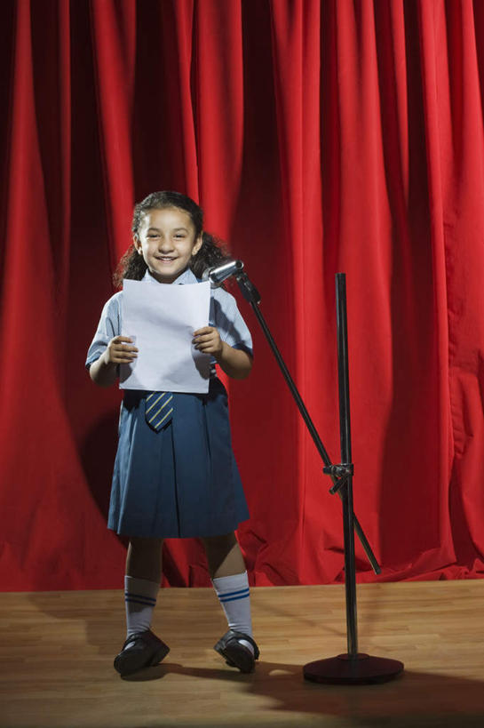 儿童,一个人,学生,舞台,站,笑,微笑,露齿笑,竖图,室内,白天,正面,制服,纯洁,亚洲,仅一个女性,仅一个人,握,阴影,服装,材料,档案,文件,影子,纸,拿,拿着,注视,小孩,红色,话筒,资料,观察,看,站着,仅一个小孩,校服,可爱,童年,童趣,握着,帷幕,观看,察看,关注,帷幔,文档,幕布,演讲稿,幕帘,童真,烂漫,无邪,学生服,帷幔布,天真,女孩,女人,女性,亚洲人,印度人,孩子,彩图,全身,女生