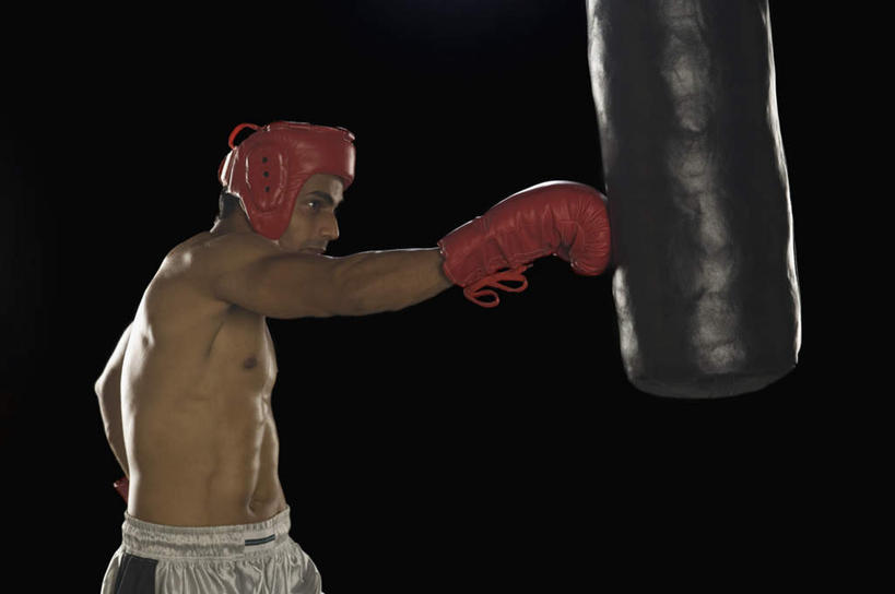 一个人,拳击手,站,横图,室内,白天,侧面,拳击,亚洲,仅一个男性,仅一个人,仅一个中年男性,阴影,黑色背景,反射,影子,注视,裸露,手套,观察,看,站着,击打,摄影,影棚,观看,察看,关注,沙袋,裸,头套,男人,男性,中年男性,亚洲人,印度人,拳击家,拳击运动员,半身,彩图,影棚拍摄,拍摄