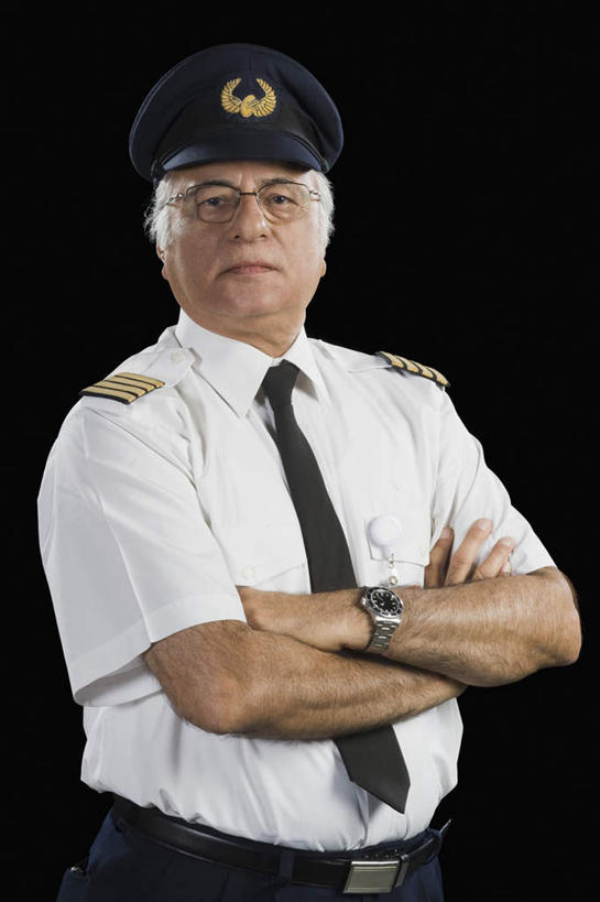 一个人,警察,警卫,站,双手交叉,竖图,室内,白天,正面,工作服,制服,帽子,亚洲,仅一个男性,仅一个人,仅一个中年男性,黑色背景,手表,眼镜,注视,观察,看,站着,摄影,军帽,影棚,观看,察看,双手抱胸,关注,近视眼镜,工作制服,男人,男性,中年男性,亚洲人,印度人,保安,警卫员,看守,卫兵,半身,彩图,影棚拍摄,工作套服,拍摄