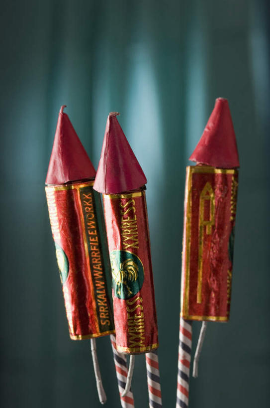 无人,竖图,室内,特写,白天,正面,静物,鞭炮,炸弹,一堆,许多,绿色背景,堆叠,堆积,摄影,宗教,影棚,堆,印度文化,导火索,爆竿,爆仗,爆竹,鞭爆,炮仗,彩图,影棚拍摄,拍摄