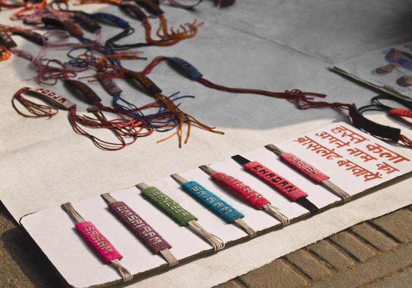 无人,横图,俯视,室外,特写,白天,购物,度假,时尚,消费,美景,城市风光,城市,静物,日光,印度,亚洲,一排,阴影,光线,英文,标志,商品,文字,影子,字符,字母,景观,娱乐,标识,装饰品,排列,阳光,饰品,手链,首饰,享受,休闲,景色,放松,零售,手镯,英文字母,队列,南亚,镯子,贩卖,印度共和国,美术工艺,德里,设计,彩图,高角度拍摄