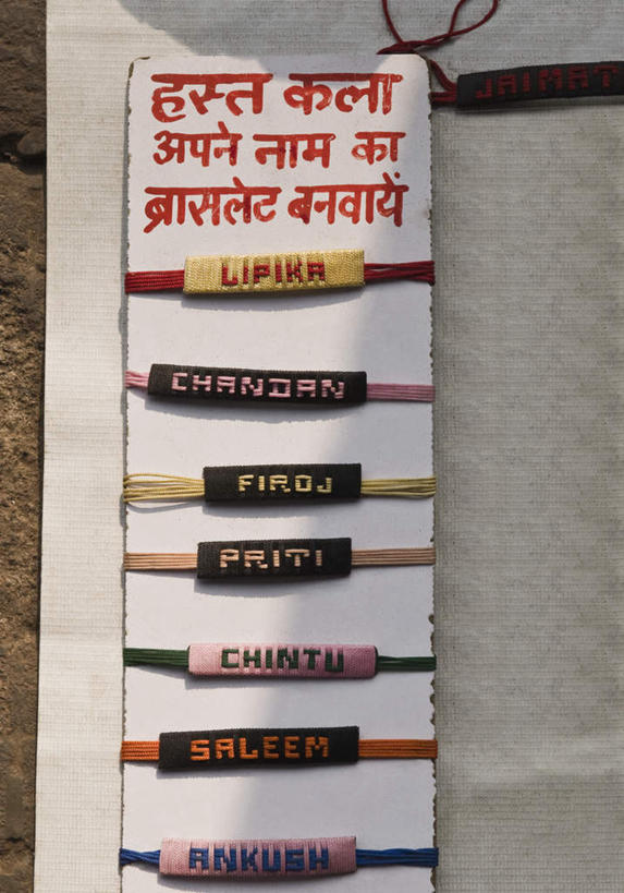 无人,竖图,俯视,室外,特写,白天,购物,度假,时尚,消费,美景,城市风光,城市,静物,日光,印度,亚洲,一排,阴影,光线,英文,标志,商品,文字,影子,字符,字母,景观,娱乐,标识,装饰品,排列,阳光,饰品,手链,首饰,享受,休闲,景色,放松,零售,手镯,英文字母,队列,南亚,镯子,贩卖,印度共和国,美术工艺,德里,设计,彩图,高角度拍摄