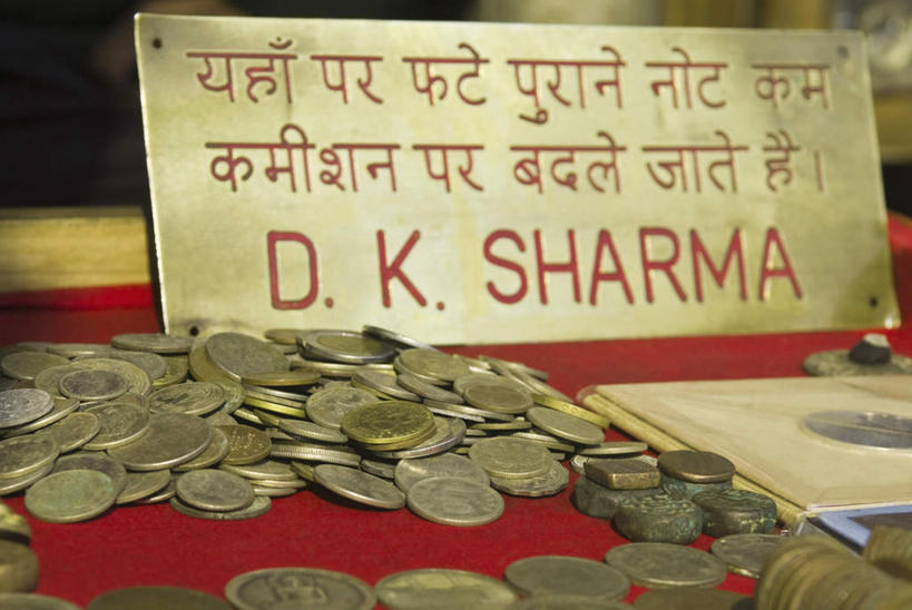 无人,横图,室内,特写,白天,正面,钱,指示牌,静物,一堆,许多,阴影,堆叠,堆积,朦胧,模糊,标志,钱币,摊位,文字,影子,标识,货摊,金融,经济,堆,流通,贸易,货币,现金,硬币,彩图