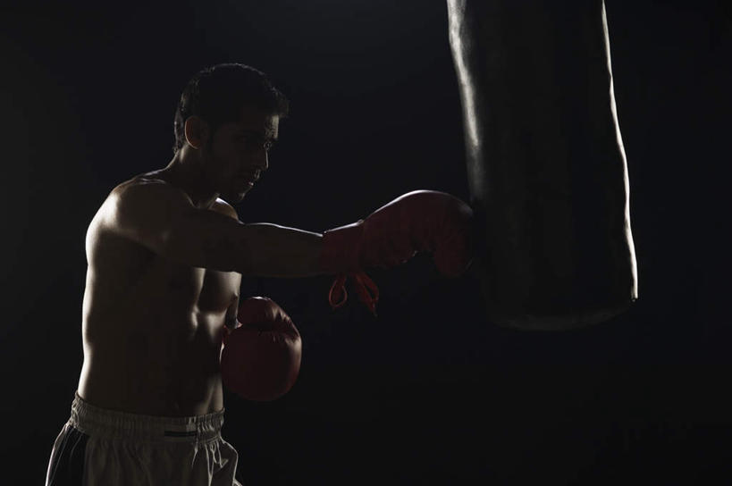 肌肉,健壮,一个人,拳击手,站,横图,室内,白天,侧面,拳击,亚洲,仅一个男性,仅一个人,仅一个中年男性,黑色背景,裸露,手套,站着,健康,活力,力量,击打,摄影,影棚,青春,强壮,沙袋,裸,头套,男人,男性,中年男性,亚洲人,印度人,拳击家,拳击运动员,半身,彩图,影棚拍摄,拍摄