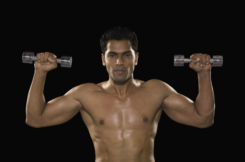 一个人,站,横图,室内,白天,正面,锻炼,运动,哑铃,亚洲,仅一个男性,仅一个人,仅一个中年男性,握,黑色背景,注视,裸露,观察,看,站着,握着,摄影,影棚,观看,察看,健美,关注,裸,体育,男人,男性,中年男性,亚洲人,印度人,半身,彩图,影棚拍摄,健身,拍摄