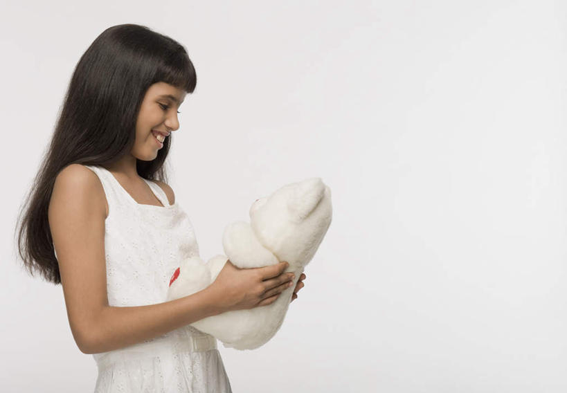 儿童,一个人,站,抱,笑,微笑,露齿笑,横图,室内,白天,白色背景,侧面,裙子,纯洁,玩具,亚洲,仅一个女性,仅一个人,连衣裙,注视,小孩,玩具熊,观察,看,站着,仅一个小孩,可爱,童年,童趣,摄影,布娃娃,影棚,抱着,观看,察看,搂着,关注,童真,烂漫,无邪,天真,女孩,女人,女性,亚洲人,印度人,孩子,搂,搂抱,半身,彩图,影棚拍摄,拍摄,女生