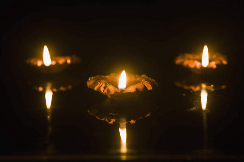 无人,横图,室内,特写,白天,正面,静物,蜡烛,一排,许多,黑色背景,节日,朦胧,模糊,庆祝,火焰,燃烧,文化,排列,庆典,摄影,影棚,纪念,队列,印度文化,排灯节,万灯节,彩图,影棚拍摄,拍摄,大宝森节,屠妖节,印度灯节