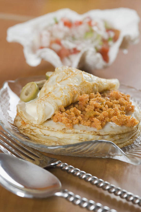 无人,竖图,俯视,室内,特写,白天,烹饪,西餐,餐具,朦胧,模糊,叉子,勺子,料理,食品,菜肴,美食,食物,调羹,汤匙,碗,西式,佳肴,薄饼,餐叉,进餐用具,彩图,高角度拍摄