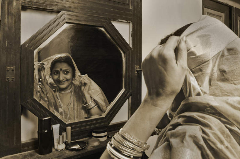 东方人,痣,一个人,站,笑,微笑,露齿笑,横图,室内,白天,民族服装,化妆,镜子,亚洲,仅一个女性,仅一个人,拿,拿着,注视,背面,彩妆,化妆品,观察,看,祈福,站着,仅一个中年女性,服饰,观看,飘逸,察看,庄重,关注,追求,纱丽,吉祥痣,朱砂痣,雅致,避邪,消灾,纱丽服,清婉,妍丽,迪勒格,女人,女性,中年女性,亚洲人,印度人,半身,彩图,传统服装,民俗服,奢华