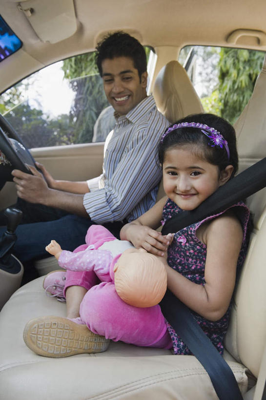 儿童,两个人,家庭,父亲,女儿,坐,笑,盘腿,微笑,露齿笑,竖图,室内,白天,侧面,游戏,纯洁,汽车,玩具,亚洲,握,服装,玩,注视,休闲装,娱乐,车,小孩,衣服,安全带,方向盘,交通工具,轿车,观察,看,休闲,温暖,温馨,父女,一家人,休闲服,父爱,可爱,童年,童趣,益智,握着,服饰,观看,活动,和睦,察看,发泄,关注,消遣,智力,洋娃娃,童真,烂漫,无邪,宣泄,天真,男人,男性,年轻男性,女孩,亚洲人,印度人,孩子,年轻人,盘腿而坐,盘膝,盘着腿的,盘着腿坐,双腿交叉,玩耍,嬉戏,坐着,半身,彩图,融洽,女生