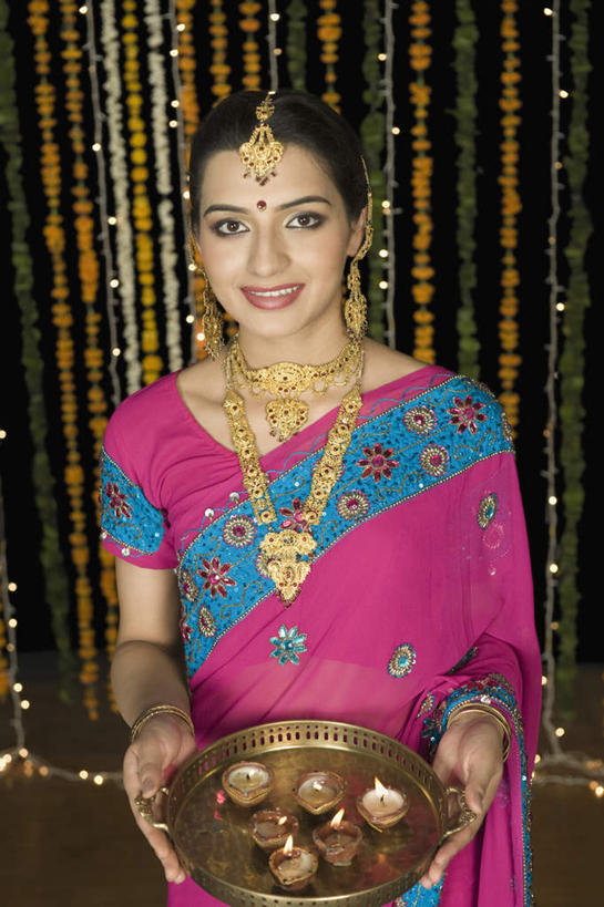 一个人,站,捧,笑,微笑,露齿笑,竖图,室内,白天,正面,民族服装,餐具,蜡烛,亚洲,仅一个年轻女性,仅一个女性,仅一个人,阴影,光线,碟子,火焰,盘,影子,烛光,燃烧,注视,文化,传统,盘子,珠帘,碟,点燃,观察,看,站着,宗教,服饰,信仰,观看,飘逸,察看,庄重,关注,追求,纱丽,雅致,纱丽服,清婉,妍丽,年轻女性,女人,女性,亚洲人,印度人,端,端着,捧着,手捧,站立,半身,彩图,传统服装,民俗服,奢华