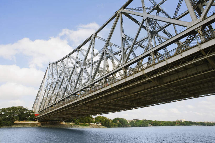 无人,横图,室外,白天,仰视,旅游,度假,河流,树林,水,植物,标志建筑,大桥,地标,建筑,立交桥,桥梁,印度,亚洲,河水,水流,云,云朵,高架,建筑群,斜拉桥,桥,云彩,娱乐,建设,树,树木,蓝色,绿色,白云,蓝天,天空,自然,天,享受,休闲,放松,生长,晴朗,成长,南亚,首府,印度共和国,加尔各答,西孟加拉邦,晴空,彩图,低角度拍摄