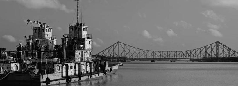 无人,横图,全景,黑白,室外,白天,正面,旅游,度假,河流,水,标志建筑,大桥,地标,建筑,立交桥,轮船,桥梁,船,印度,亚洲,一艘,河水,水流,云,云朵,高架,建筑群,斜拉桥,桥,云彩,娱乐,建设,蓝色,白云,蓝天,天空,交通工具,天,享受,休闲,放松,晴朗,载具,南亚,首府,印度共和国,加尔各答,西孟加拉邦,晴空