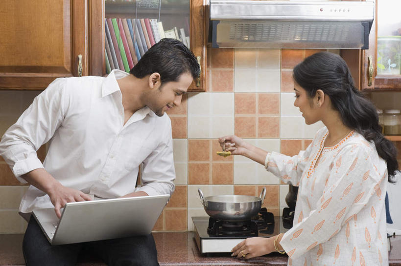 两个人,夫妻,站,横图,室内,白天,侧面,爱情,电脑,笔记本电脑,厨房,柜子,亚洲,服装,网络,勺子,储物柜,浪漫,拿,拿着,注视,休闲装,通讯设备,衣服,调羹,汤匙,观察,看,站着,休闲,休闲服,恩爱,恋人,服饰,观看,察看,无线,储存,关注,通信设备,无线网络,无线上网,便携式电脑,液化气,储备,蕴藏,贮备,手提电脑,男人,男性,年轻男性,年轻女性,女人,女性,亚洲人,印度人,情侣,站立,半身,彩图,灶间,伴侣,贮存