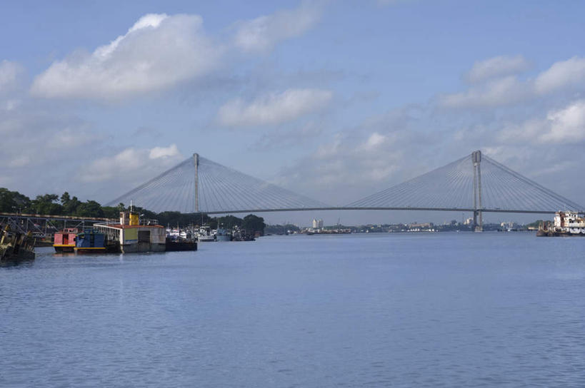 无人,家,横图,室外,白天,正面,度假,河流,美景,树林,水,植物,城市风光,城市,大桥,立交桥,轮船,桥梁,船,印度,亚洲,一艘,房屋,屋子,河水,景观,水流,云,云朵,高架,公寓,斜拉桥,桥,云彩,娱乐,洋房,楼房,住宅,树,树木,蓝色,绿色,白云,蓝天,天空,自然,交通工具,天,享受,休闲,景色,放松,生长,晴朗,成长,载具,南亚,首府,印度共和国,加尔各答,西孟加拉邦,晴空,彩图,房子