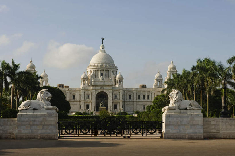 无人,横图,室外,白天,正面,旅游,度假,名胜古迹,树林,植物,标志建筑,地标,建筑,印度,亚洲,遗迹,堡垒,城堡,云,云朵,云彩,古迹,文物,娱乐,建设,古建筑,树,树木,蓝色,绿色,白云,蓝天,天空,自然,天,享受,休闲,旅游胜地,放松,生长,晴朗,成长,要塞,南亚,古文明,首府,印度共和国,加尔各答,设防,西孟加拉邦,维多利亚纪念堂,晴空,彩图