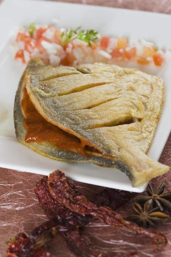 海鲜,无人,竖图,俯视,室内,特写,白天,烹饪,中餐,辣椒,蔬菜,餐具,朦胧,模糊,新鲜,鱼,碟子,盘,料理,食品,水产,菜肴,美食,鱼类,海洋生物,食物,盘子,碟,茴香,中式,佳肴,有机食品,绿色食品,水生动物,海产品,清蒸,水生物,海底动物,辣角,红海椒,大椒,辣虎,广椒,辣子,红辣椒,海椒,番椒,彩图,高角度拍摄