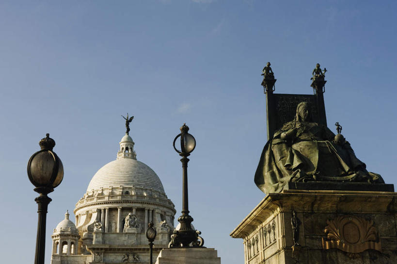 无人,博物馆,横图,室外,白天,仰视,旅游,度假,标志建筑,地标,建筑,路灯,照明,雕塑,印度,亚洲,阴影,研究,艺术,装饰,光线,雕刻,雕像,影子,灯光,教育,娱乐,建设,灯,蓝色,蓝天,天空,阳光,工艺品,天,享受,休闲,旅游胜地,放松,晴朗,纪念,展览,照亮,美术,照明设备,欣赏,主题,南亚,陈列,万里无云,首府,印度共和国,功能,美学,加尔各答,典藏,西孟加拉邦,晴空,晴空万里,彩图,低角度拍摄