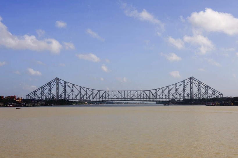 无人,横图,室外,白天,正面,度假,河流,美景,水,城市风光,城市,大桥,立交桥,桥梁,印度,亚洲,阴影,光线,影子,河水,景观,水流,云,云朵,高架,斜拉桥,桥,云彩,娱乐,蓝色,白云,蓝天,天空,阳光,天,享受,休闲,景色,放松,晴朗,南亚,首府,印度共和国,加尔各答,西孟加拉邦,晴空,彩图