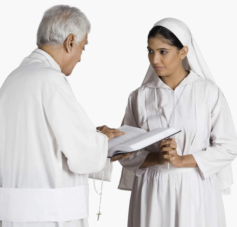 两个人,牧师,传教士,站,横图,室内,白天,白色背景,侧面,民族服装,书籍,亚洲,服装,圣经,拿,拿着,注视,衣服,观察,看,站着,摄影,服饰,影棚,观看,察看,衣着,穿着,关注,衣饰,男人,男性,年轻女性,女人,女性,中年男性,亚洲人,印度人,书,图书,传道者,祭司,教士,神甫,神父,修女,站立,半身,彩图,影棚拍摄,传统服装,民俗服,拍摄