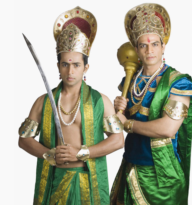 两个人,站,举,竖图,室内,白天,白色背景,正面,民族服装,竞争,项链,亚洲,对抗,服装,冲突,锤子,注视,破坏,装饰品,衣服,耳环,饰品,手链,首饰,观察,看,托,站着,武器,战争,摄影,服饰,手镯,影棚,观看,损坏,戴着,察看,剑,攻击,威胁,衣着,穿着,对立,关注,矛盾,兵器,防御,镯子,敌对,挫败,斗争,抗拒,抗衡,杀伤,威慑,耳饰,衣饰,危险,男人,男性,年轻男性,亚洲人,印度人,举起,举手,举着,向上举,向上伸,向上托,站立,半身,彩图,影棚拍摄,传统服装,民俗服,拍摄