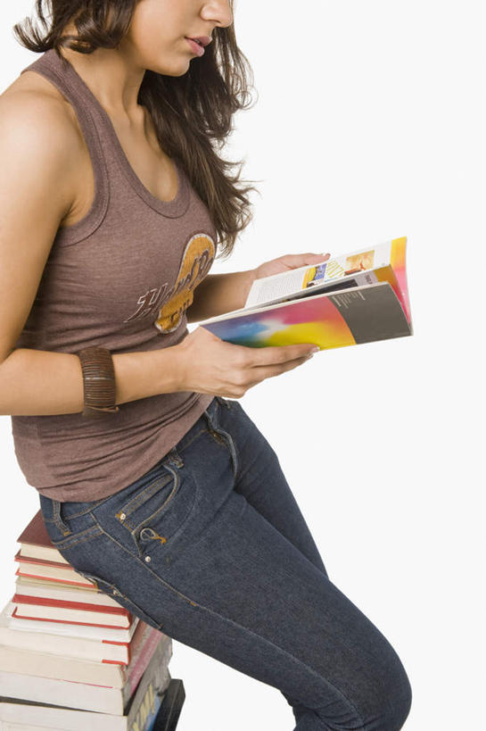 一个人,坐,笑,微笑,露齿笑,竖图,室内,白天,白色背景,侧面,书籍,亚洲,仅一个年轻女性,仅一个女性,仅一个人,一排,服装,拿,拿着,注视,休闲装,装饰品,排列,衣服,耳环,饰品,手链,首饰,观察,看,休闲,休闲服,摄影,服饰,手镯,影棚,观看,堆,戴着,察看,队列,关注,镯子,耳饰,年轻女性,女人,女性,亚洲人,印度人,书,图书,坐着,半身,彩图,影棚拍摄,拍摄