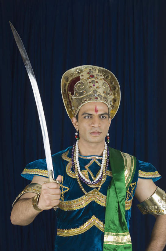 一个人,站,举,竖图,室内,白天,正面,民族服装,竞争,项链,亚洲,仅一个男性,仅一个人,对抗,黑色背景,服装,冲突,注视,破坏,手叉腰,装饰品,仅一个年轻男性,衣服,耳环,饰品,手链,首饰,叉腰,观察,看,托,站着,武器,战争,摄影,服饰,手镯,影棚,观看,损坏,戴着,察看,剑,攻击,威胁,衣着,穿着,对立,关注,矛盾,兵器,防御,镯子,敌对,挫败,斗争,抗拒,抗衡,杀伤,威慑,耳饰,衣饰,危险,男人,男性,年轻男性,亚洲人,印度人,举起,举手,举着,向上举,向上伸,向上托,站立,半身,彩图,影棚拍摄,传统服装,民俗服,拍摄