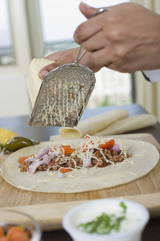 奶酪,一个人,厨师,站,竖图,室内,特写,白天,侧面,玉米,厨房,辣椒,蒜,餐具,金属制品,亚洲,仅一个男性,仅一个人,握,朦胧,模糊,金属,棒子,碟子,工具,盘,刨丝器,勺子,玉蜀黍,干酪,起司,案板,刀具,芝士,营养,拿,蒜头,拿着,注视,砧板,仅一个年轻男性,盘子,调羹,碟,汤匙,刀,观察,看,站着,乳酪,握着,观看,苞米,察看,乳制品,关注,苞芦,发酵,彩椒,乳酪磨碎器,辣角,红海椒,大椒,辣虎,广椒,苞谷,包谷,大蜀黍,番麦,薏米包,玉高粱,玉麦,珍珠米,胡蒜,男人,男性,年轻男性,亚洲人,印度人,厨师长,厨子,大厨,主厨,甜椒,柿子椒,辣子,海椒,番椒,灯笼椒,大蒜,站立,半身,彩图,灶间,奶酪刨丝器