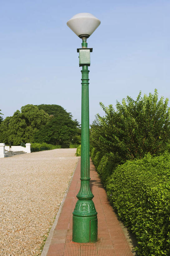 无人,竖图,室外,白天,正面,旅游,度假,植物,道路,路,路灯,照明,印度,亚洲,阴影,环保,光线,影子,小路,灯光,防护,交通,娱乐,灯,树,树木,蓝色,绿色,蓝天,天空,阳光,自然,天,享受,休闲,放松,生长,晴朗,成长,照亮,照明设备,美好,美妙,南亚,间隔,万里无云,首府,印度共和国,美观,雅观,加尔各答,西孟加拉邦,绿篱,生篱,树篱,植篱,晴空,晴空万里,彩图