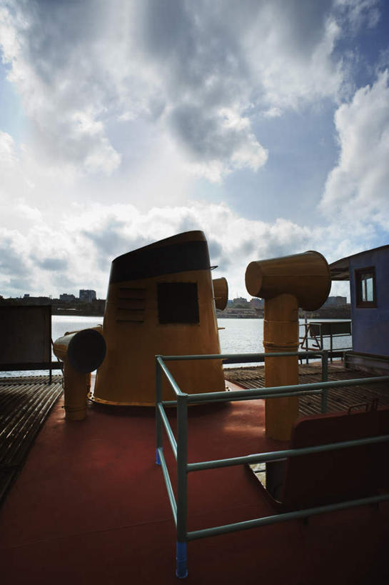 无人,栏杆,竖图,室外,白天,正面,度假,河流,美景,水,城市风光,城市,轮船,船,印度,亚洲,停靠,阴影,波纹,光线,影子,河水,景观,水流,云,云朵,围栏,涟漪,云彩,娱乐,护栏,蓝色,白云,倒影,蓝天,水纹,天空,阳光,交通工具,波浪,天,享受,休闲,景色,放松,晴朗,倒映,停泊,载具,南亚,首府,印度共和国,水晕,反照,加尔各答,西孟加拉邦,晴空,彩图