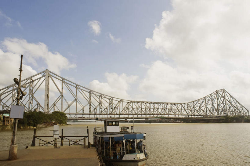 无人,横图,室外,白天,正面,旅游,度假,河流,水,植物,标志建筑,大桥,地标,建筑,轮船,桥梁,船,印度,亚洲,停靠,阴影,波纹,光线,影子,河水,水流,云,云朵,桥,涟漪,云彩,娱乐,建设,树,树木,蓝色,绿色,白云,倒影,蓝天,水纹,天空,阳光,自然,交通工具,波浪,天,享受,休闲,旅游胜地,放松,生长,晴朗,成长,倒映,停泊,载具,南亚,首府,印度共和国,水晕,反照,加尔各答,西孟加拉邦,豪拉大桥,悬臂桥,晴空,彩图