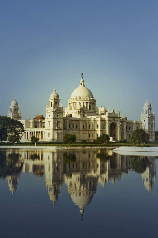无人,博物馆,家,竖图,室外,白天,正面,旅游,度假,草地,草坪,植物,标志建筑,地标,建筑,印度,亚洲,阴影,波纹,研究,光线,影子,房屋,屋子,池塘,水池,公寓,涟漪,教育,娱乐,建设,洋房,楼房,住宅,草,树,树木,蓝色,绿色,倒影,蓝天,水纹,天空,阳光,自然,波浪,天,享受,休闲,旅游胜地,放松,生长,晴朗,成长,展览,倒映,欣赏,南亚,陈列,万里无云,首府,印度共和国,水晕,反照,加尔各答,典藏,西孟加拉邦,维多利亚纪念堂,晴空,晴空万里,彩图,房子
