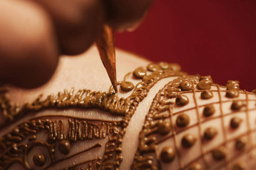 手,两个人,新娘,伙伴,朋友,横图,室内,特写,白天,正面,婚礼,时尚,快乐,友谊,机器,金属制品,亚洲,双手,握,庆祝,艺术,金属,彩绘,工具,器材,结婚,拿,拿着,文化,纹身,画,喜庆,手部,机械,个性,握着,信仰,纪念,刺青,追求,想象,人体彩绘,文身,勇气,崇拜,张扬,美观,纹身彩绘,友情,年轻女性,女人,女性,亚洲人,印度人,半身,彩图,高兴,纹身枪