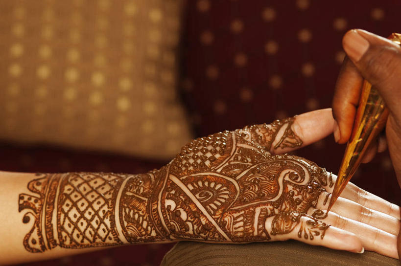 手,两个人,新娘,伙伴,朋友,横图,室内,特写,白天,正面,婚礼,时尚,快乐,友谊,机器,金属制品,亚洲,双手,握,庆祝,艺术,金属,彩绘,工具,器材,结婚,拿,拿着,文化,纹身,画,喜庆,手部,机械,个性,握着,信仰,纪念,刺青,追求,想象,人体彩绘,文身,勇气,崇拜,张扬,美观,纹身彩绘,友情,年轻女性,女人,女性,亚洲人,印度人,半身,彩图,高兴,纹身枪