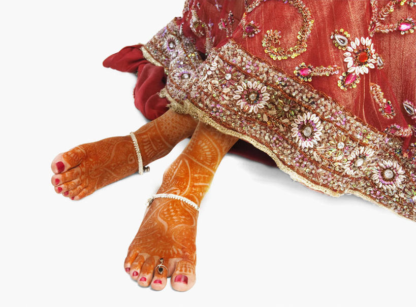 一个人,新娘,坐,横图,俯视,室内,特写,白天,白色背景,民族服装,婚礼,快乐,亚洲,仅一个年轻女性,仅一个女性,仅一个人,庆祝,艺术,彩绘,结婚,光脚,双脚,文化,装饰品,红色,饰品,首饰,喜庆,赤脚,摄影,服饰,影棚,纪念,飘逸,庄重,脚链,追求,人体彩绘,纱丽,美观,雅致,纱丽服,清婉,妍丽,纹身彩绘,年轻女性,女人,女性,亚洲人,印度人,坐着,半身,彩图,高角度拍摄,影棚拍摄,传统服装,民俗服,高兴,拍摄,奢华