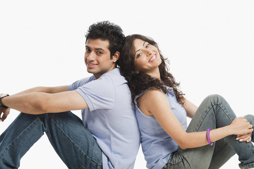 两个人,坐,笑,微笑,露齿笑,横图,室内,白天,白色背景,侧面,爱情,幸福,安全,亚洲,服装,裤子,手表,浪漫,依靠,注视,牛仔裤,休闲装,装饰品,衣服,饰品,手链,首饰,观察,看,倚靠,背靠背,休闲,温暖,温馨,休闲服,恩爱,恋爱,背对背,恋人,摄影,服饰,手镯,影棚,观看,腕表,和睦,察看,关注,镯子,密意,蜜意,信任,男人,男性,年轻男性,年轻女性,女人,女性,亚洲人,印度人,情侣,坐着,半身,彩图,影棚拍摄,深情,拍摄,伴侣,融洽