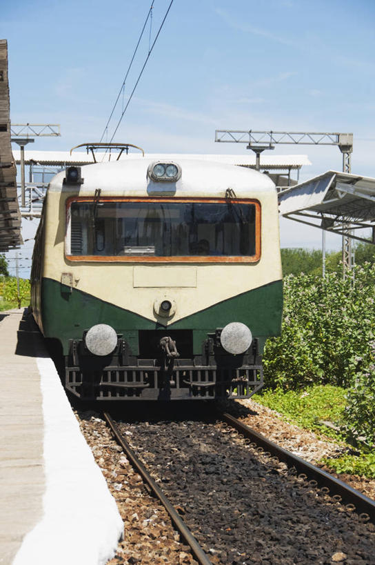 无人,竖图,室外,白天,正面,草地,草坪,植物,路,铁路,火车,车站,印度,亚洲,阴影,光线,影子,云,云朵,轨道,站台,交通,铁轨,云彩,月台,车,草,树,树木,蓝色,绿色,白云,蓝天,天空,阳光,自然,交通工具,天,运输,生长,晴朗,成长,载具,南亚,印度共和国,泰米尔纳德邦,泰米尔纳德,晴空,彩图,甘吉布勒姆