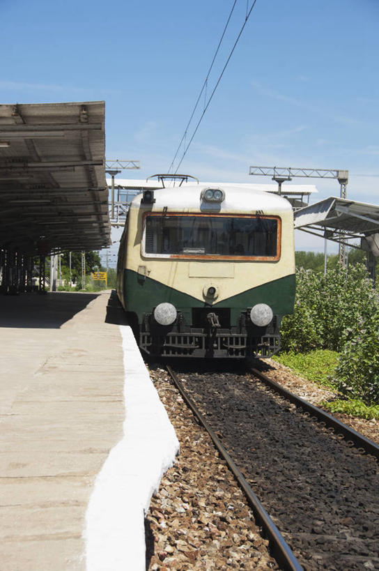 无人,竖图,室外,白天,正面,草地,草坪,植物,火车,车站,印度,亚洲,阴影,光线,影子,云,云朵,站台,云彩,月台,车,草,树,树木,蓝色,绿色,白云,蓝天,天空,阳光,自然,交通工具,天,生长,晴朗,成长,载具,南亚,印度共和国,泰米尔纳德邦,泰米尔纳德,晴空,彩图,甘吉布勒姆