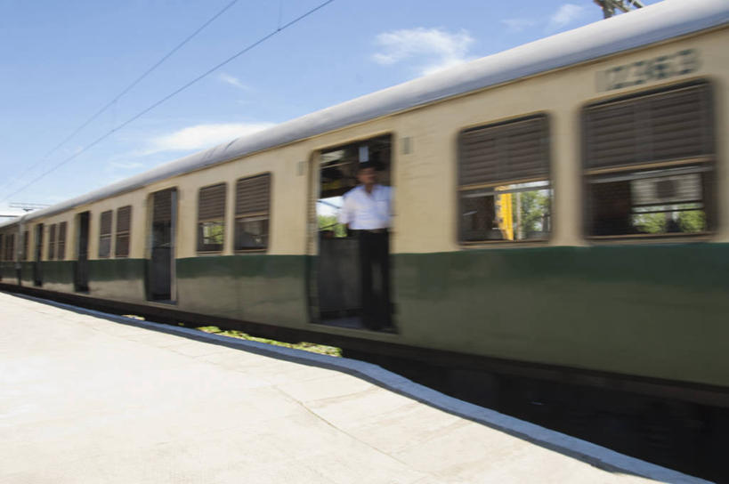 一个人,站,横图,室外,白天,正面,窗户,火车,车站,印度,亚洲,仅一个男性,仅一个人,仅一个中年男性,一排,阴影,服装,整齐,光线,影子,云,云朵,站台,云彩,休闲装,月台,玻璃窗,车,排列,衣服,蓝色,白云,蓝天,天空,阳光,车窗,交通工具,天,站着,休闲,休闲服,服饰,晴朗,队列,载具,南亚,印度共和国,泰米尔纳德邦,泰米尔纳德,男人,男性,中年男性,亚洲人,印度人,晴空,站立,彩图,全身,甘吉布勒姆