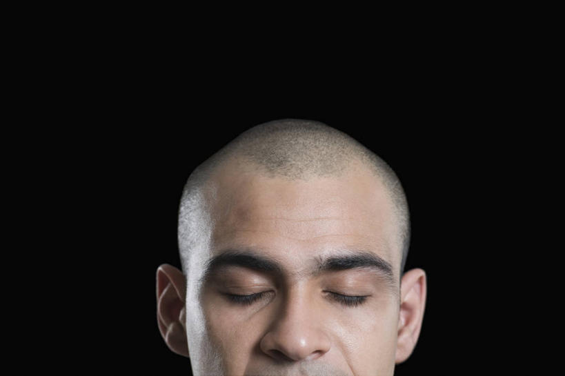 脸,头,脸颊,秃头,一个人,闭眼,横图,室内,特写,白天,正面,亚洲,仅一个男性,仅一个人,黑色背景,肩膀,仅一个年轻男性,思考,摄影,影棚,思虑,男人,男性,年轻男性,亚洲人,印度人,头部,光头,无发,脸部,脸蛋,面部,闭眼睛,闭着眼,闭着眼睛,半身,彩图,影棚拍摄,拍摄