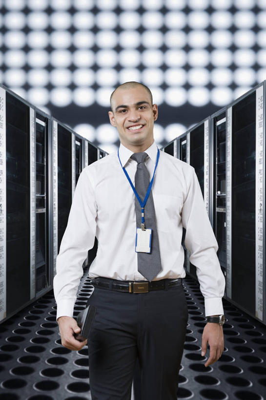 一个人,商务人士,商务男性,站,笑,微笑,露齿笑,竖图,室内,白天,正面,衬衫,数据,门,照明,亚洲,仅一个男性,仅一个人,一副,一排,握,套装,整齐,信息,壁灯,眼镜,墙,灯光,领带,拿,拿着,注视,存储介质,标识,吊牌,墙壁,墙面,灯,排列,仅一个年轻男性,胸牌,灯具,门框,观察,看,站着,握着,观看,硬盘,照亮,存储,察看,徽章,象征,庄重,照明设备,队列,关注,商务装,身份,近视眼镜,工薪阶层,胸章,胸卡,硬盘驱动器,正式,地位,编号牌,雕刻牌,工号牌,胸号牌,胸徽,员工牌,可移动存储设备,移动存储,移动硬盘,男人,男性,年轻男性,亚洲人,印度人,白领,上班族,站立,半身,彩图,衬衣