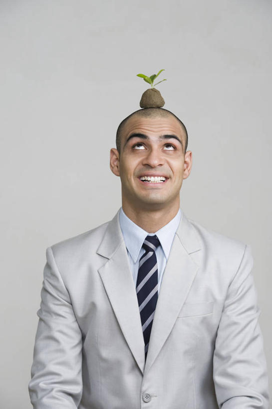 一个人,商务人士,商务男性,竖图,室内,白天,正面,衬衫,植物,叶子,亚洲,仅一个男性,仅一个人,灰色背景,套装,环保,泥土,土壤,绿叶,领带,顶,注视,仅一个年轻男性,绿色,自然,观察,看,嫩叶,摄影,影棚,生长,能源,成长,观看,回收,资源,察看,象征,庄重,关注,商务装,身份,利用,红壤,工薪阶层,低碳,循环,正式,地位,持续,男人,男性,年轻男性,亚洲人,印度人,白领,上班族,叶,叶片,红土,半身,彩图,影棚拍摄,衬衣,拍摄