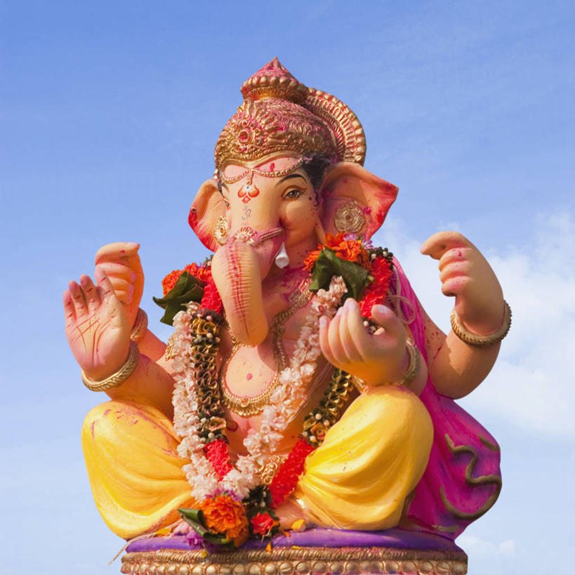 无人,坐,方图,室外,白天,仰视,旅游,度假,标志建筑,地标,建筑,雕塑,印度,亚洲,阴影,节日,艺术,装饰,盛开,光线,雕刻,雕像,花环,影子,云,云朵,花蕾,云彩,注视,文化,娱乐,建设,装饰品,花,花瓣,花朵,鲜花,一个,蓝色,白云,蓝天,天空,阳光,饰品,手链,首饰,工艺品,天,花苞,花蕊,观察,看,祈祷,享受,休闲,健康,旅游胜地,放松,许愿,宗教,手镯,信仰,晴朗,单个,观看,纪念,华丽,修饰,祈求,美术,点缀,察看,关注,主题,南亚,镯子,陈列,首府,印度共和国,功能,美学,衬托,美观,雅致,雅观,马哈拉施特拉邦,孟买,象头神,迦尼萨,平安,晴空,坐着,彩图,低角度拍摄,全身