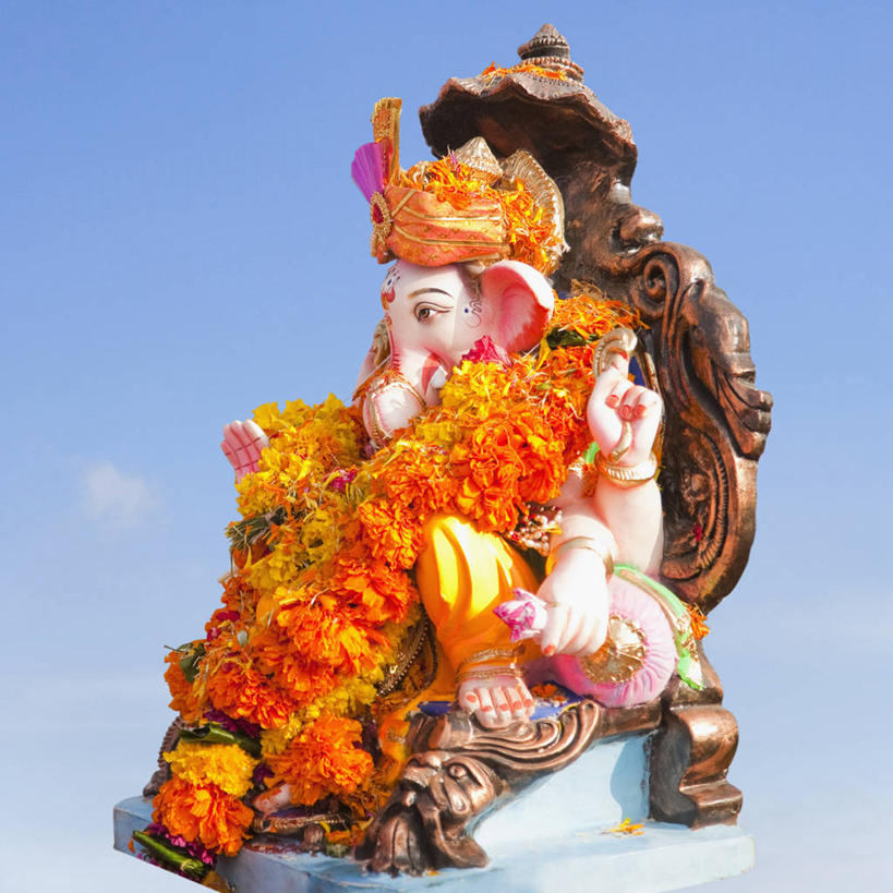 无人,坐,方图,室外,白天,仰视,旅游,度假,标志建筑,地标,建筑,雕塑,印度,亚洲,阴影,节日,艺术,装饰,盛开,光线,雕刻,雕像,花环,影子,云,云朵,花蕾,云彩,注视,文化,娱乐,建设,装饰品,花,花瓣,花朵,鲜花,一个,蓝色,白云,蓝天,天空,阳光,饰品,手链,首饰,工艺品,天,花苞,花蕊,观察,看,祈祷,享受,休闲,健康,旅游胜地,放松,许愿,宗教,手镯,信仰,晴朗,单个,观看,纪念,华丽,修饰,祈求,美术,点缀,察看,关注,主题,南亚,镯子,陈列,首府,印度共和国,功能,美学,衬托,美观,雅致,雅观,马哈拉施特拉邦,孟买,象头神,迦尼萨,平安,晴空,坐着,彩图,低角度拍摄,全身