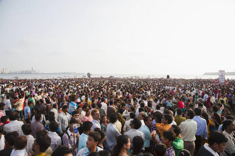 观众,高楼大厦,站,横图,俯视,室外,白天,度假,海浪,海洋,美景,沙滩,城市风光,城市,大厦,建筑,轮船,摩天大楼,船,雕塑,印度,亚洲,阴影,服装,节日,艺术,装饰,光线,雕刻,雕像,沙子,影子,海岸,景观,浪花,云,云朵,沙地,许多人,云彩,注视,休闲装,文化,娱乐,衣服,蓝色,白云,蓝天,天空,阳光,海水,工艺品,交通工具,天,观察,看,祈祷,站着,一群人,享受,休闲,健康,休闲服,景色,放松,许愿,宗教,服饰,信仰,晴朗,观看,纪念,祈求,美术,察看,关注,载具,主题,南亚,陈列,海景,首府,印度共和国,功能,美学,人山人海,马哈拉施特拉邦,孟买,摩肩接踵,象头神,迦尼萨,平安,男人,男性,年轻男性,年轻女性,女人,女性,亚洲人,印度人,观赏人员,大海,风浪,海,海水的波动,海滩,近岸浪,涌浪,晴空,站立,半身,彩图,高角度拍摄,大楼,高层建筑,高楼,摩天楼